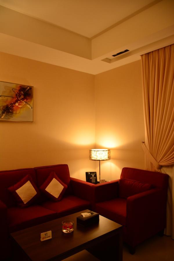 Home Inn Hotel Suites อัลโคห์บาร์ ภายนอก รูปภาพ
