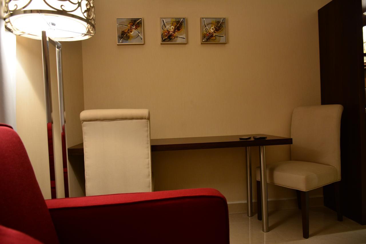 Home Inn Hotel Suites อัลโคห์บาร์ ภายนอก รูปภาพ
