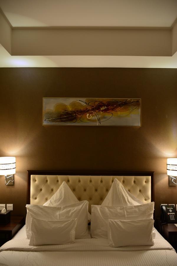 Home Inn Hotel Suites อัลโคห์บาร์ ภายนอก รูปภาพ